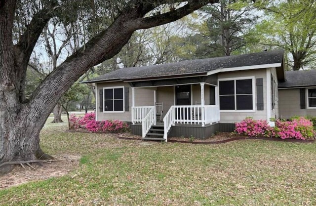 5 Star Cottage Sleeps 6 2br 2ba Family & Pet friendly by ULM. 1acre near bayou.