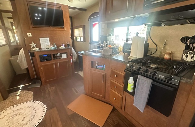 5 Star Fishers Oasis on the River Jetski and Kayak