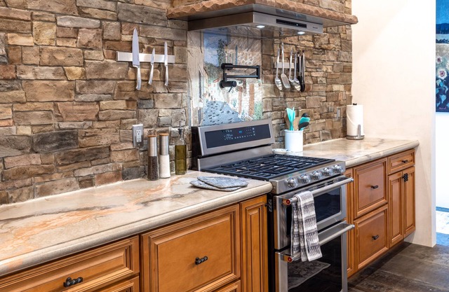 Eastside Tuscan Retreat - Large groups, multi-family getaway, Pet friendly!