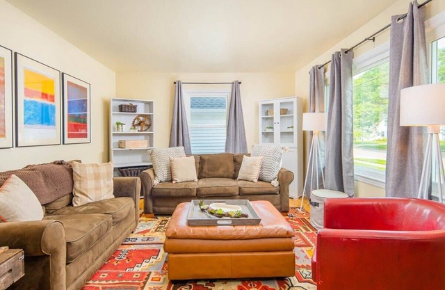 5 star HOME 4 Bedroom, Chef's Kitchen, Downtown