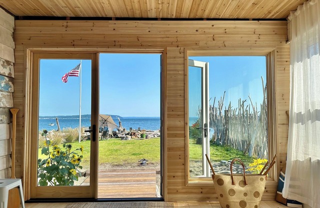5-star modern beach cabin steps from the Useless Bay.