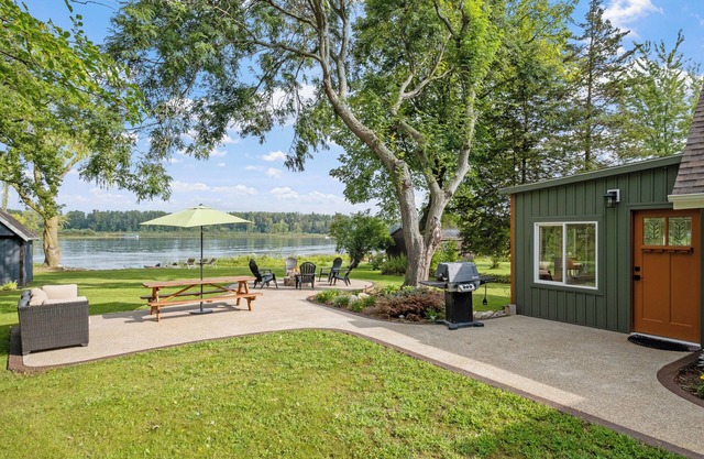 5-Star Murray Lake Retreat: Stunning Views & Modern Comfort