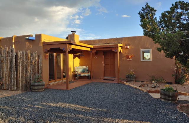 5 Star Pueblo w/views, privacy & near hiking trails