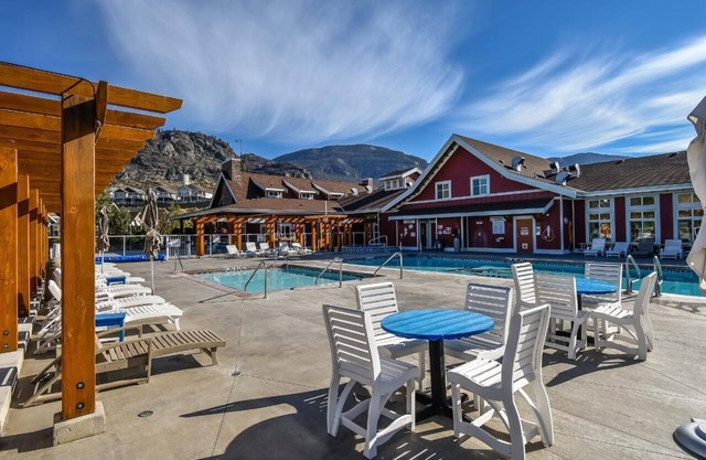 5 star rated, Family Friendly, mid meadow, close to pool/park - 4 bed, 2.5 bath