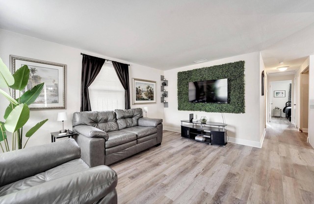 5 Star Renovated Home/ Mins to Tampa General Hospital/Hot Tub