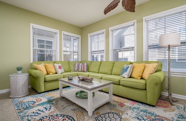 5-Star*Sunset Island Townhouse, close to POOLS, Beach Chairs, FREE Linens/Towels
