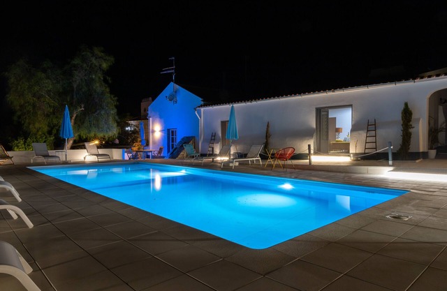 5 Star Villa Exclusively yours! 7 Bedrooms + pool 21 guests + Events/ Barn Évora