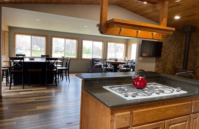5 Stars! Updated/Private/Clean/Spacious Cabin On Lake Mille Lacs-4 bedroom
