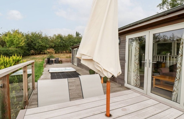 5 TREE TOPS, familienfreundlich, mit Whirlpool in Lanreath, Ref 991443