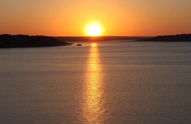 50+ Community: Waterfront guest suite with deck on the Cliffs of Belton Lake