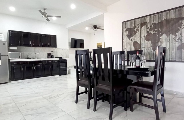 50% Off 1600 Square Feet Elegant Lakeview Condo w/ Breakfast & Fastest WIFI
