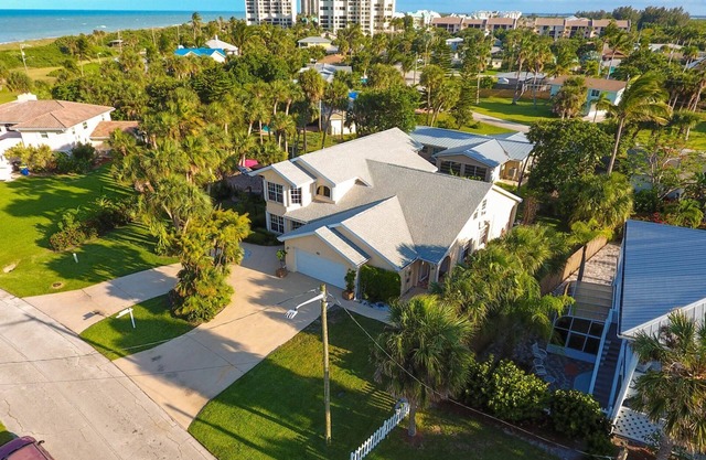 500 ft from Beach/Ocean with huge private pool, Tiki Hut