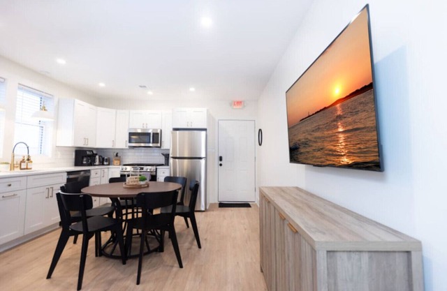 500 ft to boardwalk, 3 bdr condo