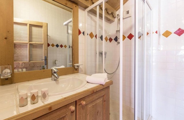 200m bis zum stadtzentrum, 3te Etage, blick berg, fitness, schwimmbad, sauna, hammam, balkon