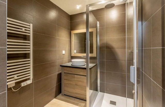 3te Etage, blick tal, fitness, schwimmbad, sauna, hammam, balkon, parkmöglichkeiten, fernseher