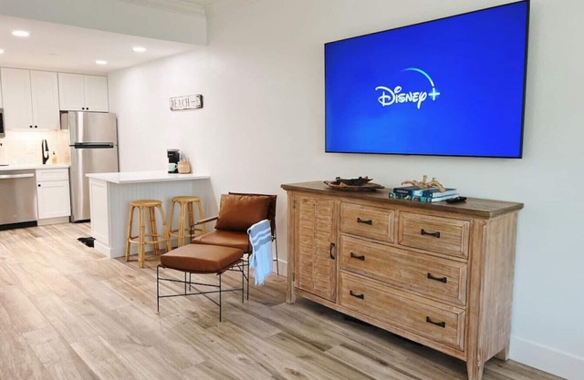 516- Sea Salt Retreat: FULL RENOVATION! Little Harbor Beach Resort, 2 min walk to beach! Sleeps 4!