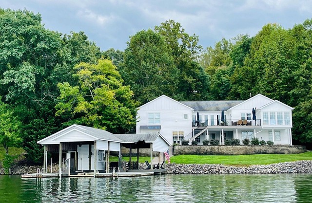 ~5400sf, Lakefront, 6BDs, 4.5BA, kayaks, paddleboards, fire pit