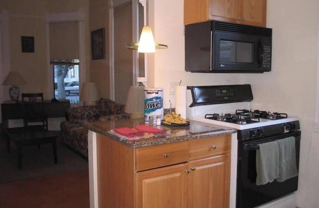 555 #3 2bed/1.5bath/2carport dwntwn