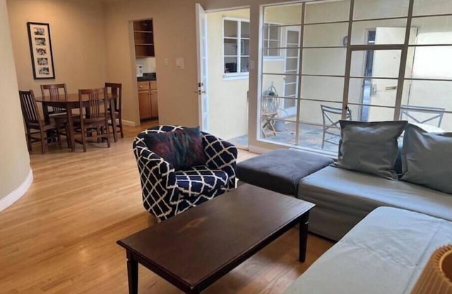 555#5 townhrse 2bdrm/2bth private crtyard AC windw