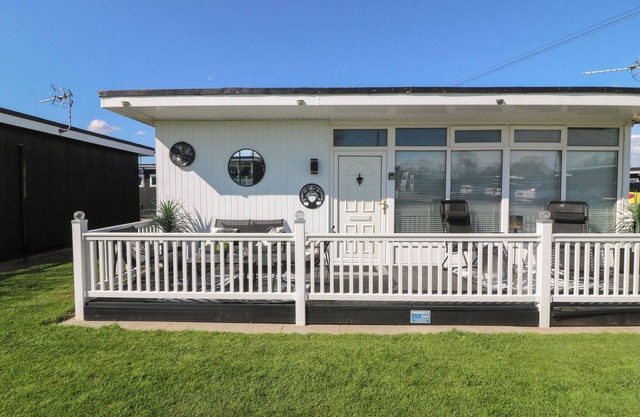 56 CHERRY PARK CHALET, pet friendly in Chapel St Leonards