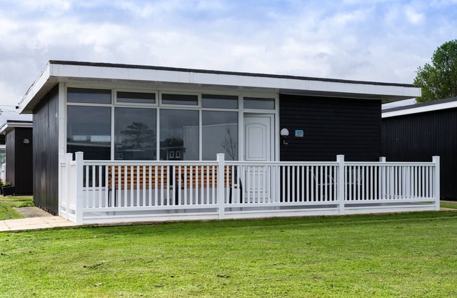 57 CHERRY PARK, pet friendly, with a garden in Chapel St Leonards