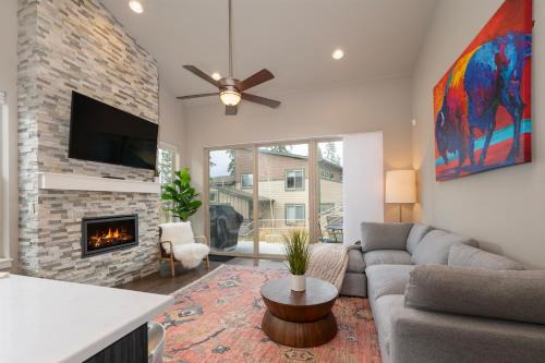 58 Journey Luxury townhome cabin, minutes from Winter Park Resort, trails, hiking