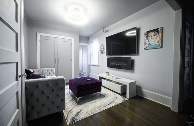 59 Rennell St, Bridgeport · Lovely 1 bedroom cozy modern apartment w/75” 4K TV
