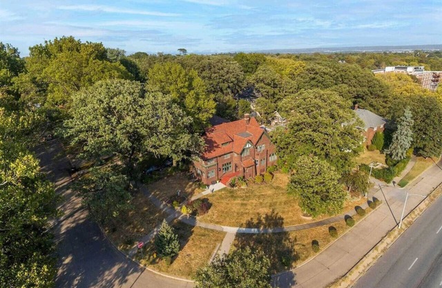 599) Downtown | 5 bedrooms | Fenced Yard