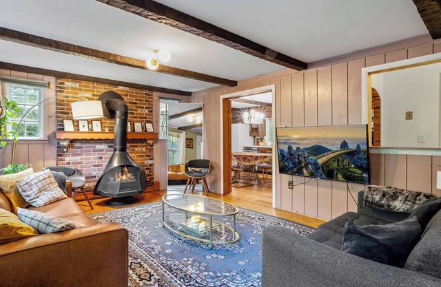5BD/2BA Cabin-Style Home in the Heart of Norwich, Close to Casinos