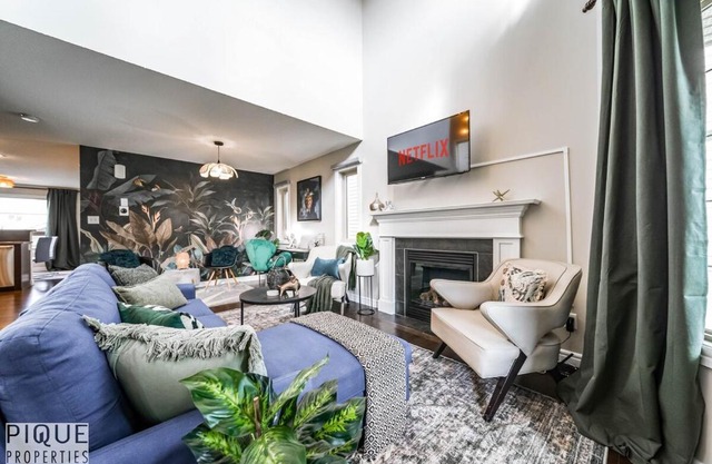 5BD Jungle Oasis - HotTub - BBQ - King Bed - Games - Garage