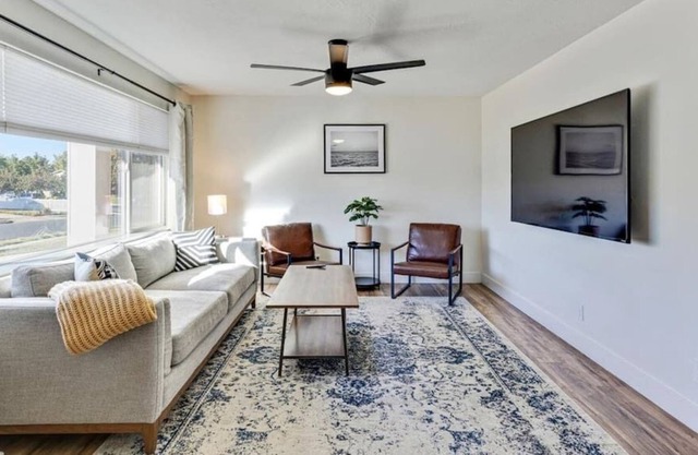 5BD w King bed,CheerfulHome in Layton Sleeps 10
