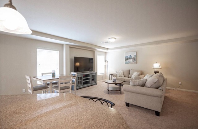 5bedrooms、3.5 bath、16 sleep，near the airport