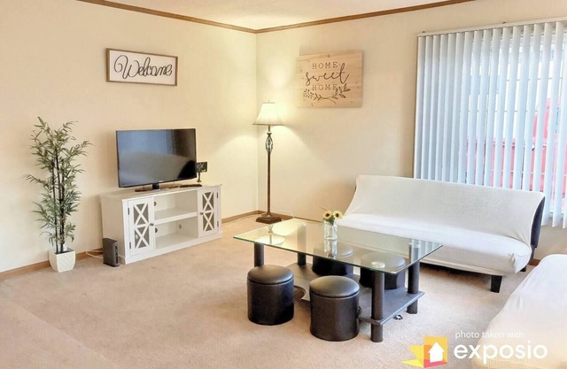 5BR/2BA Spacious 2-Story Pool House + Driveway Parking