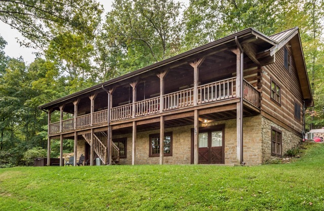 Oak Ridge Vacation Log Cabin