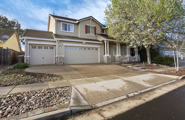 5BR/3BA Central and Spacious Oasis Near the River