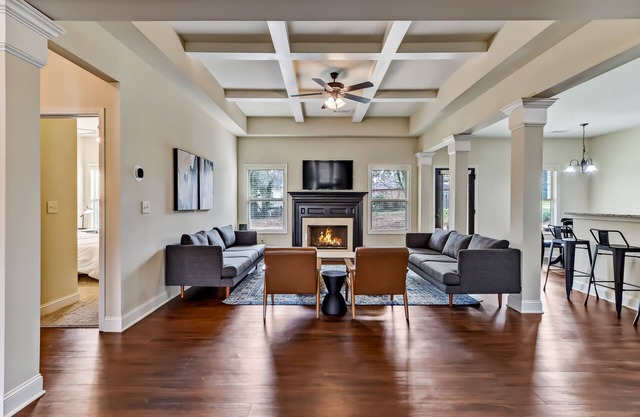 5br/3ba, sleeps 12! Newly renovated w/ media room!