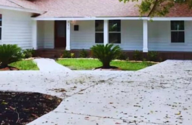 5BR, 3BA w/ huge back deck, Great Neighborhood!