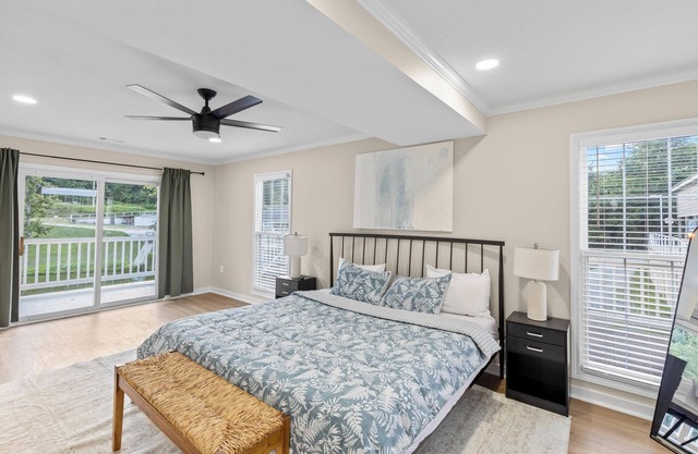 5br, 3bath Lakefront Retreat w/dock and grill