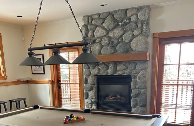 5BR/ 4 Bathrm, Gorgeous Monthly Rental on Palmer Drive, w/ hot tub, games room
