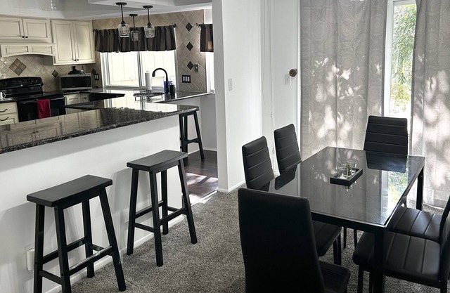 5BR House - 5 minutes to Stadium/Downtown