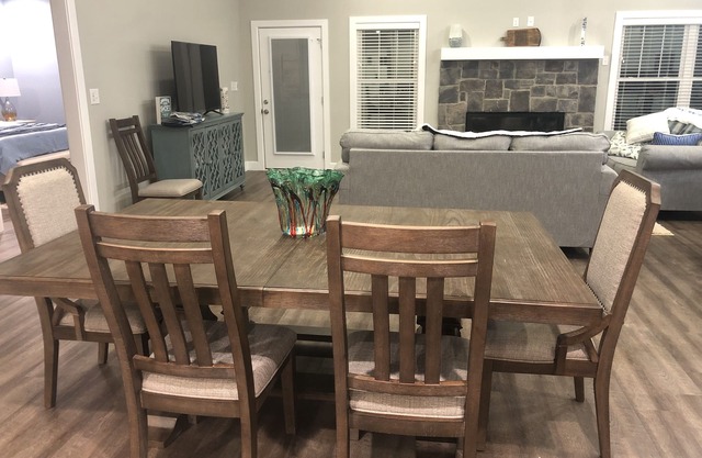 5BR Lake Front House with Hot tub, Pool Table, Game room, and neighborhood Pool