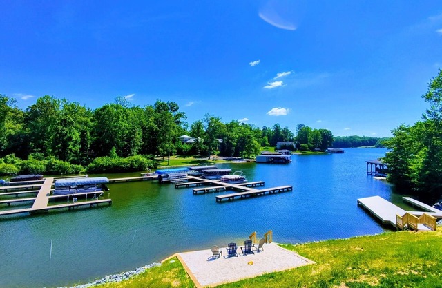 5BR Lakefront Lake Anna, Pool, Boat Dock, Hot Tub, Beach