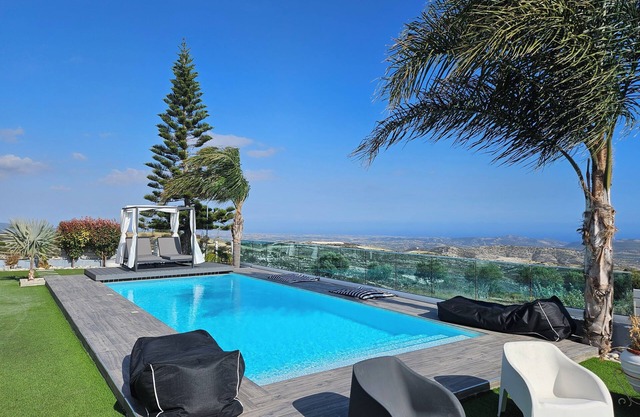 5BR Lux Villa - Sleeps 13 - Saltwater Pool - Outdoor Bar - Fireplace - Lefkara