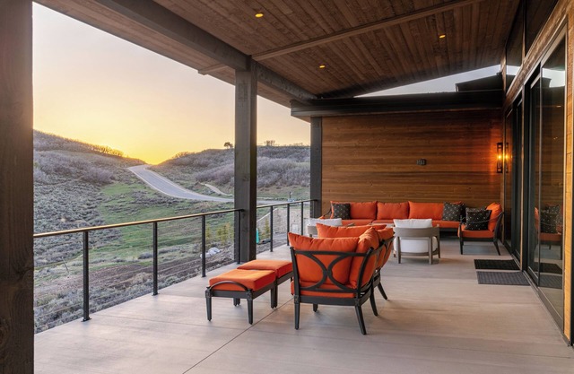 5BR Luxury Lakeview Retreat: Hot Tub, Balcony, Pool Table, and More