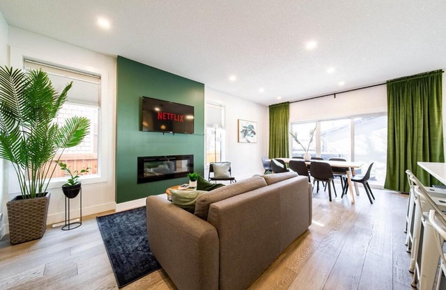 5BR-Luxury Retreat-Hot Tub-King Bed-Rogers Place-DT