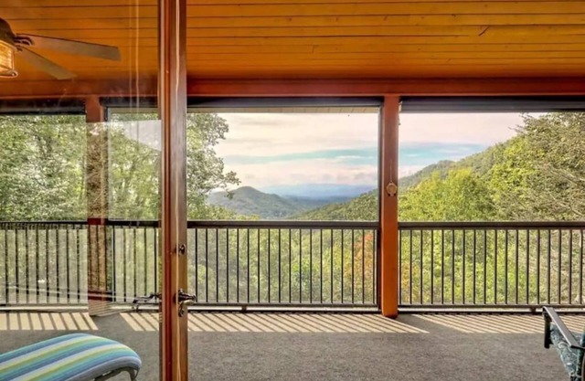 5BR Mtn Retreat W/ Stunning Views & Dual Kitchens