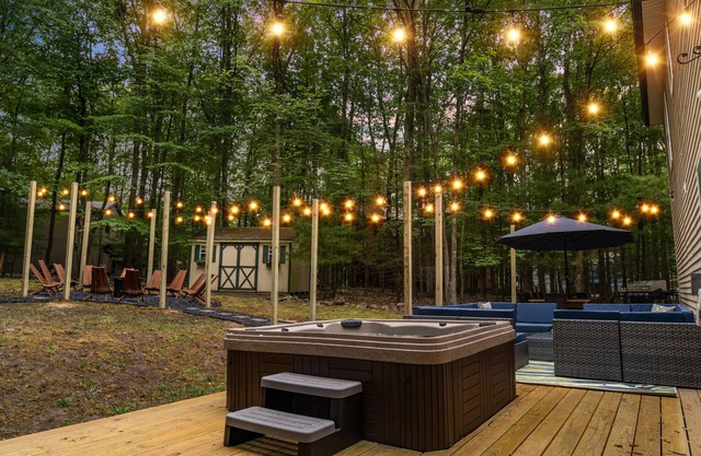 5BR Private Poconos! Hot Tub, Fire Pit, Jungle Gym