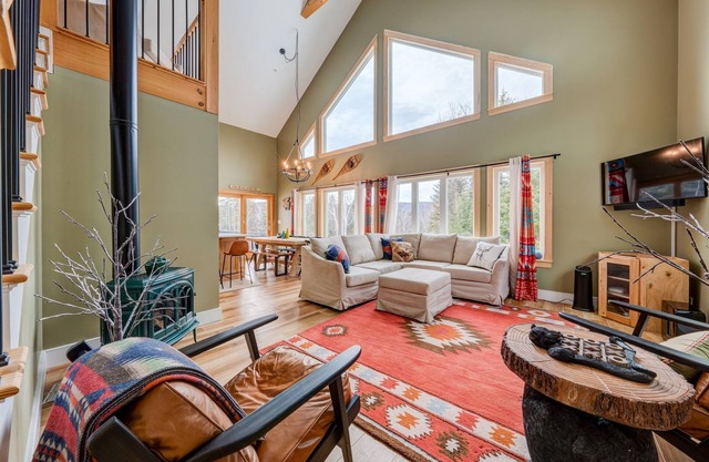 5BR Retreat w/ Hot Tub - Sleeps 12 in Stratton