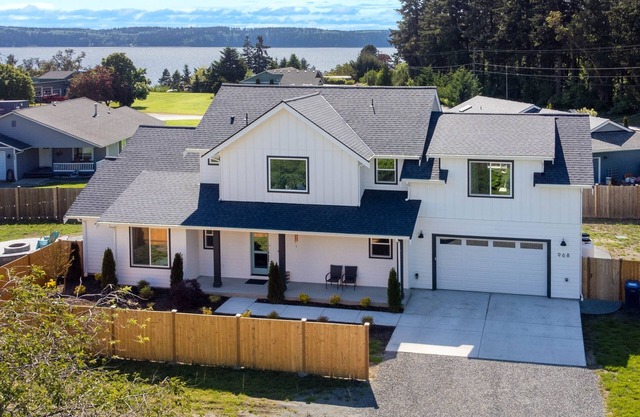 5BR vacation home on Camano Island w/Water Views/Hot Tub/BBQ/firepit/games