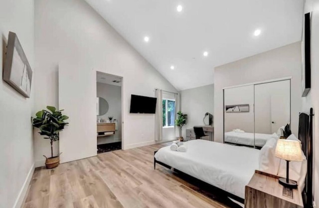 5BR w/Guesthouse + Pool - Beverly Center 5min Walk